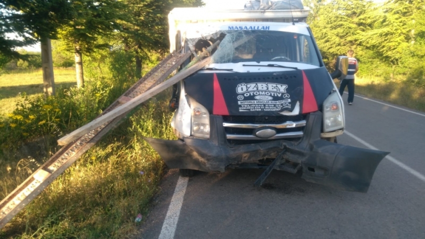 Isparta’da feci kaza: Pat pattaki demirler kamyonete ok gibi saplandı