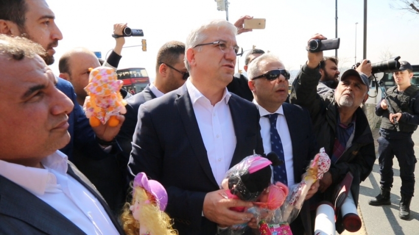 İngiliz Konsolosluğu önünde oyuncaklı protesto