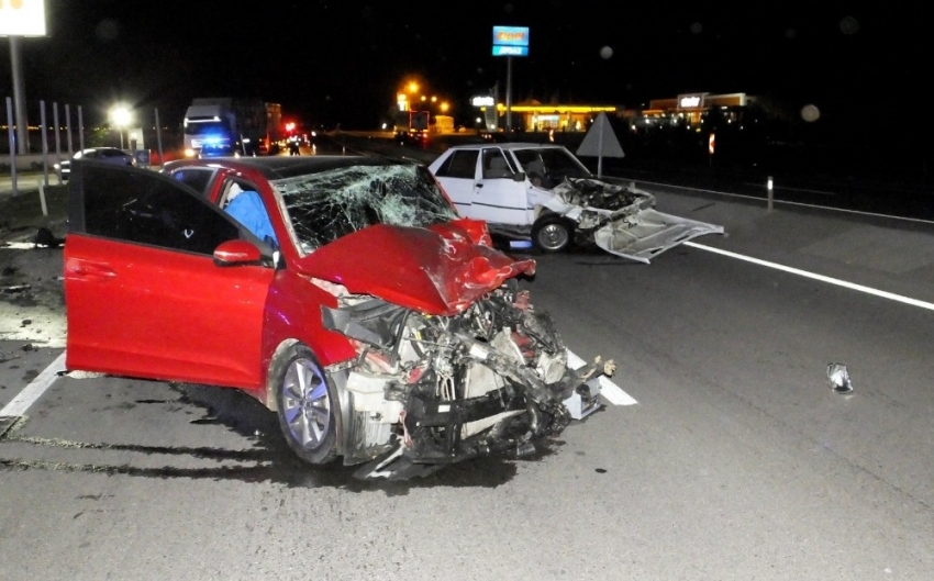 Otomobiller kafa kafaya çarpıştı: 1 ölü