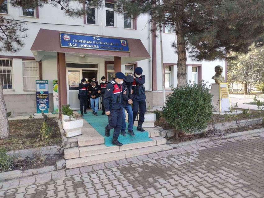 Köy evinden eşya çalan 2 hırsızlık zanlısı tutuklandı