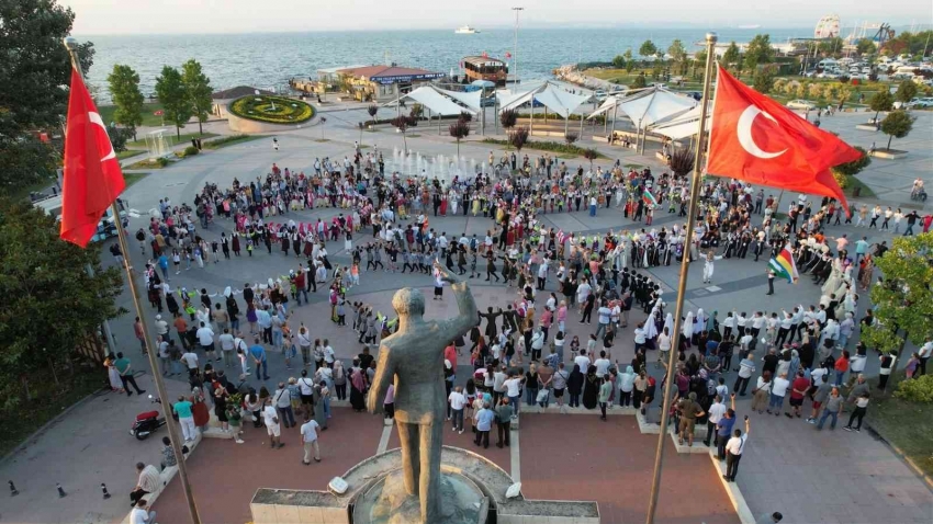 Yüzlerce Türk ve yabancı çocuk hep birlikte ‘atabarı’ oynadı