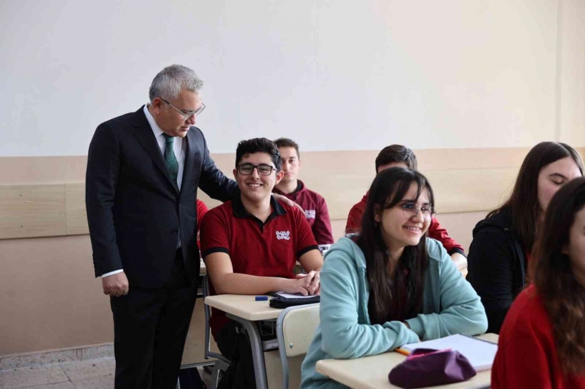 Vali Şimşek’ten dünya ikincisi öğrenciye ziyaret