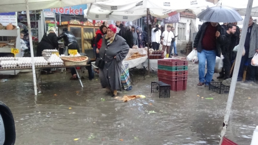 Lodos ve aşırı yağış su baskınlarına sebep oldu