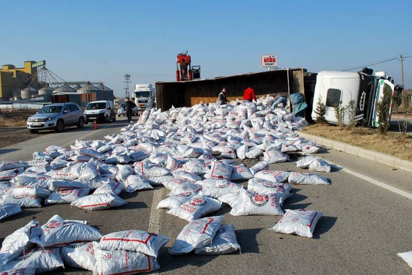 Manisa’da kömür yüklü TIR devrildi