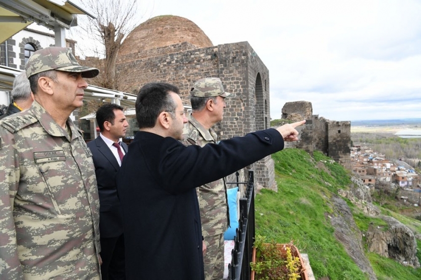 Akar, Diyarbakır ve Batman’da ziyaretlerde bulundu