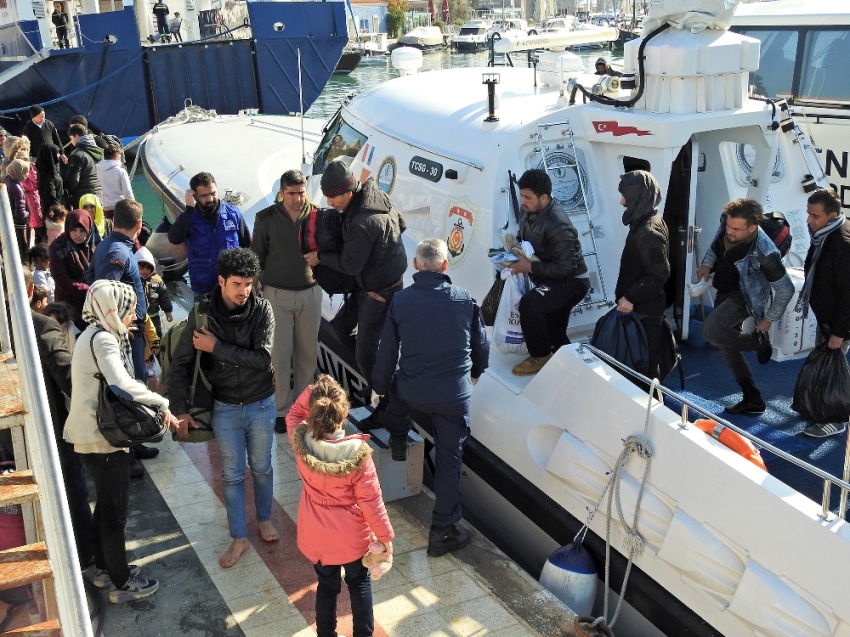 Çeşme’de 65 göçmen ölüme yolculukta yakalandı