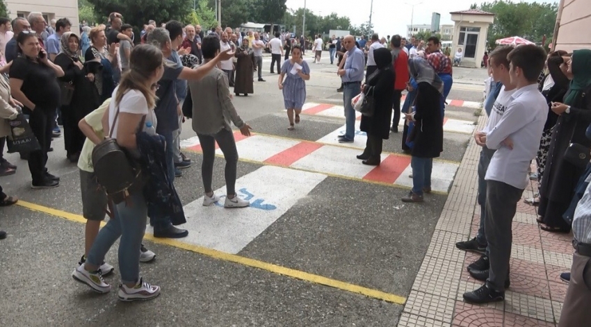 Sınav merkezine son saniyede alkışlar arasında girdi