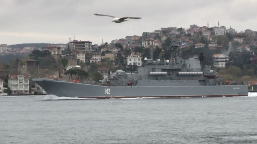 Rus savaş gemisi İstanbul Boğazı’ndan geçti