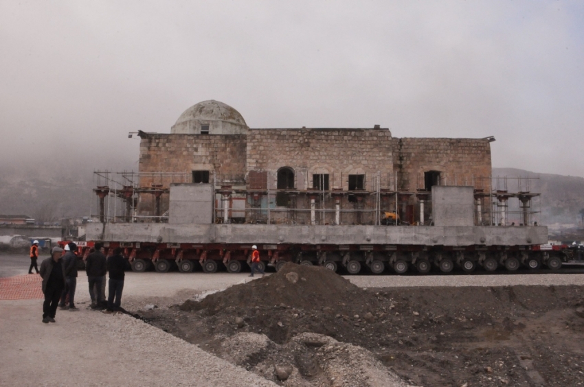 630 yıllık cami yeni yerine taşındı