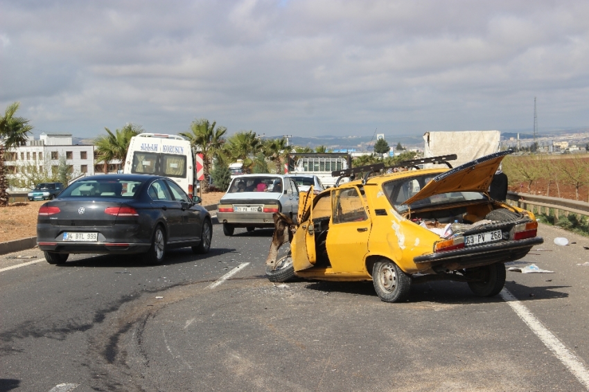 Otomobille minibüs çarpıştı: 6 yaralı