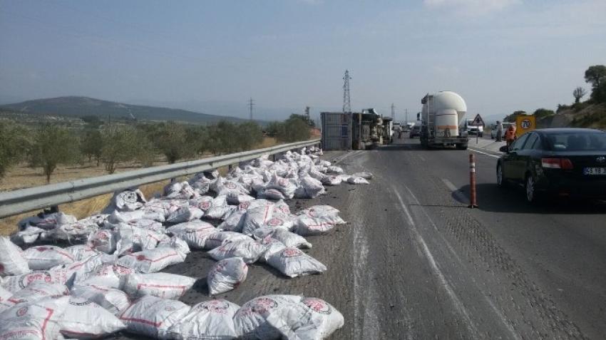 20 ton kömür yola saçıldı