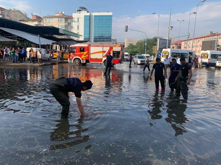 Sağanak cadde ve sokakları göle çevirdi