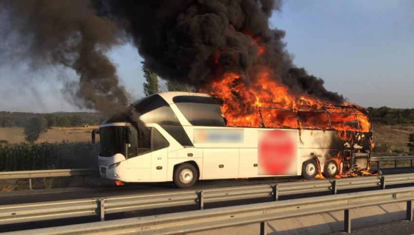 Balıkesir’in ardından Manisa’da otobüs alev topuna döndü