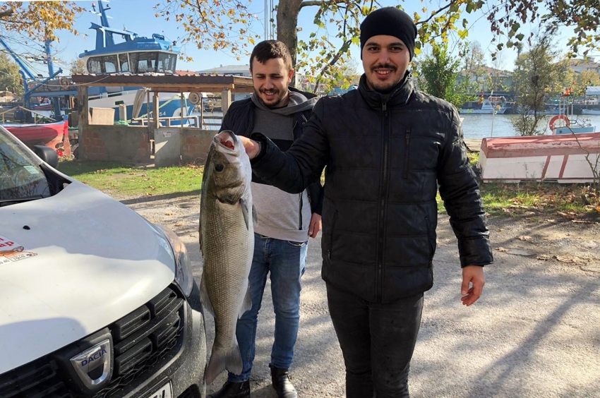 Oltayla 5 kiloluk lüfer yakaladı