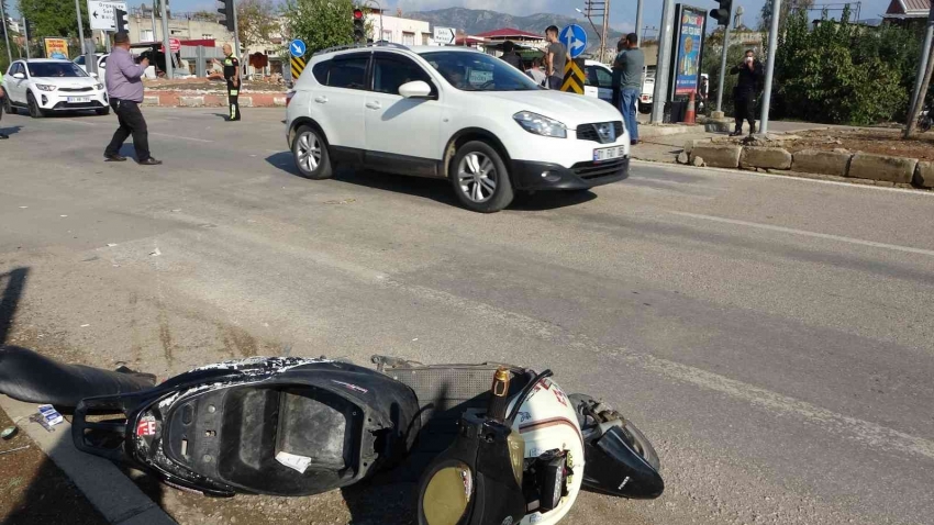 Kozan’da elektrikli bisiklet ile otomobil çarpıştı: 2 yaralı