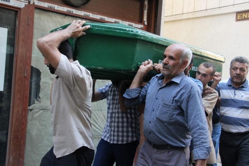 Hain evlat babasını başından vurdu