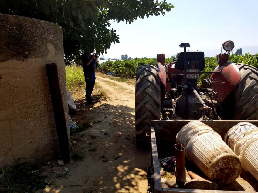 Eşinin kullandığı traktörün altında kaldı