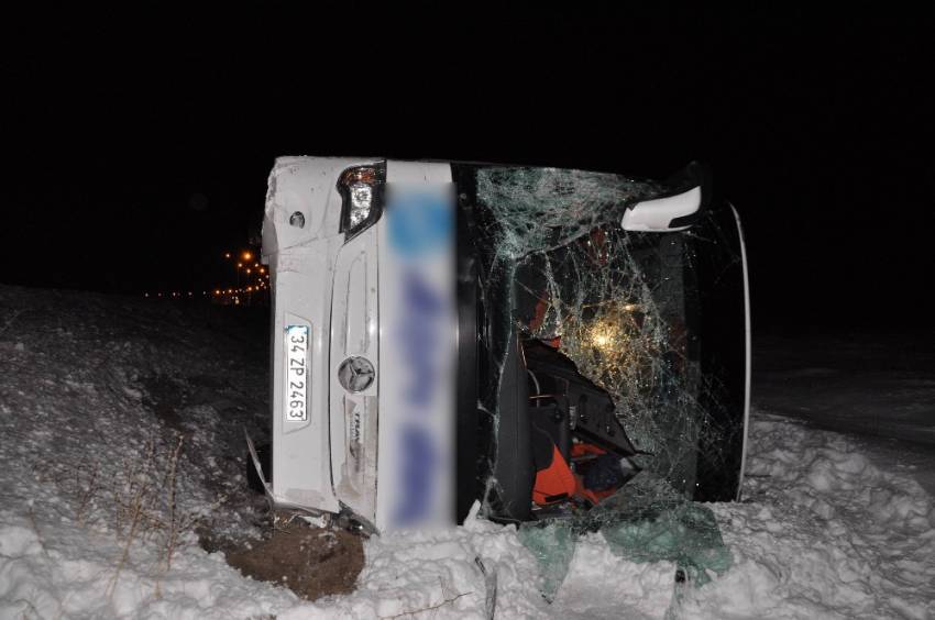 Minibüs ile yolcu otobüsü şarampole devrildi: 33 yaralı