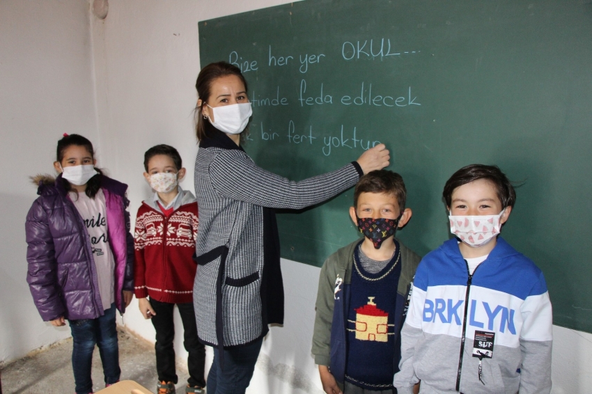 4 öğrencisi için köye taşınıp boş evi sınıfa dönüştürdü