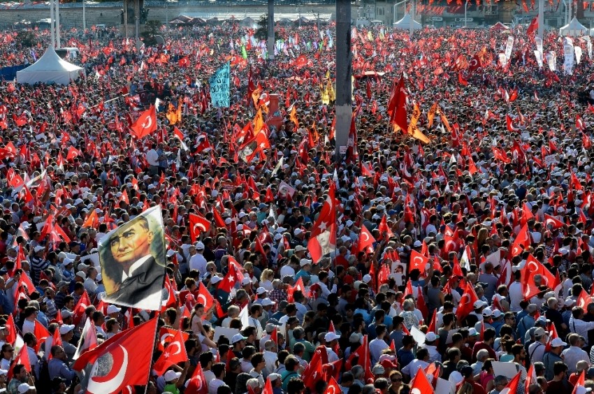 Yüz binler Taksim Meydanı’nda buluştu