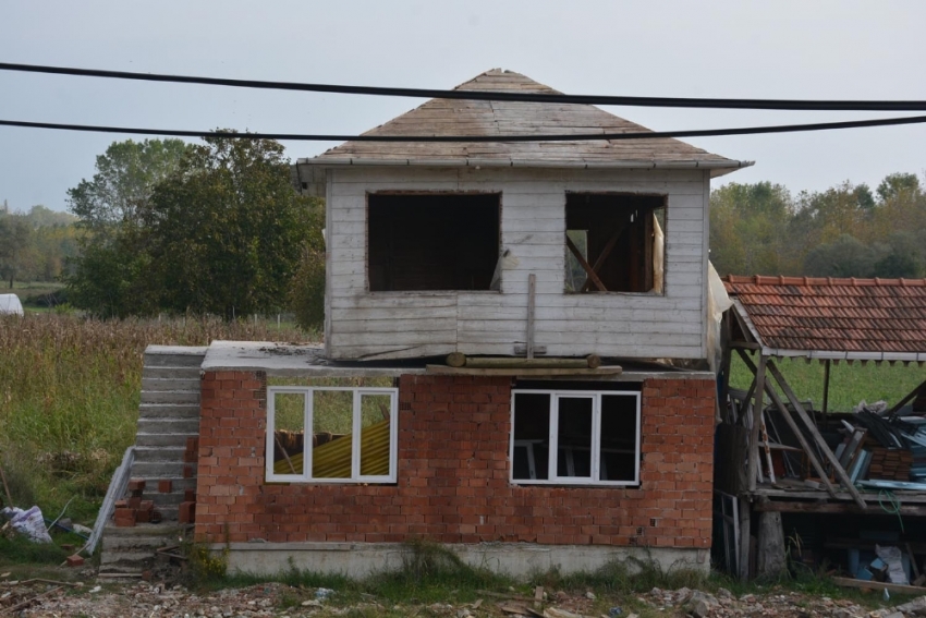 Baba yadigarı evi kendi evinin üzerine taşıdı