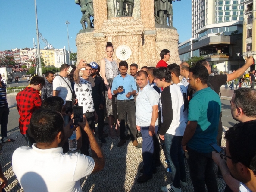 Taksim’de 2,05 metrelik basketbolcu kadına yoğun ilgi