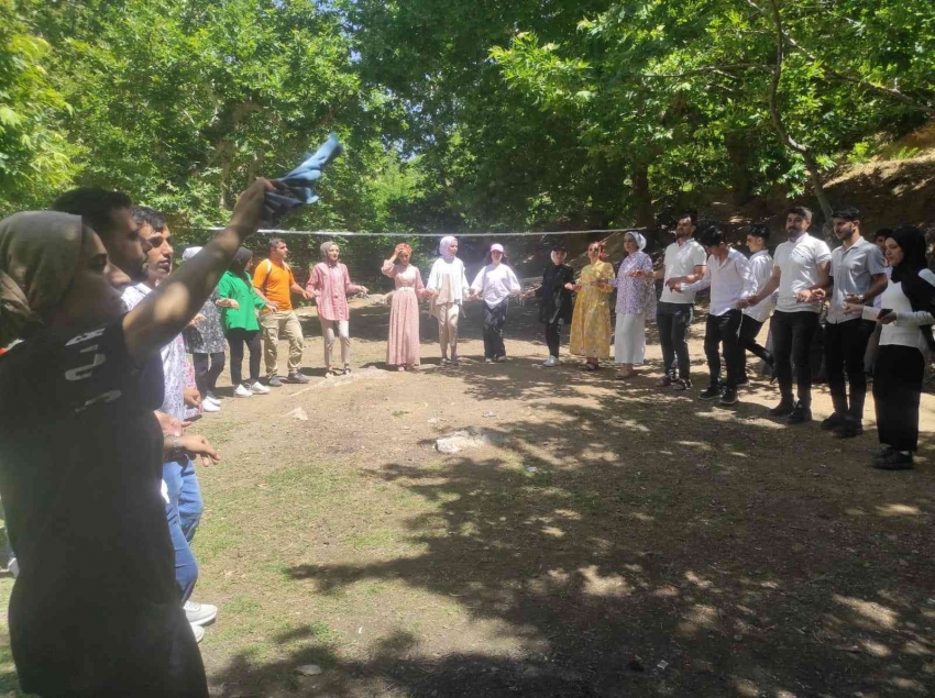 Terörden arındırılan doğada buluşan gençler halay çekerek piknik yaptı