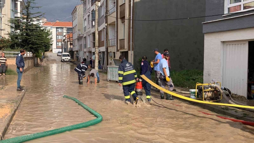 Etkili olan şiddetli sağanak yağış