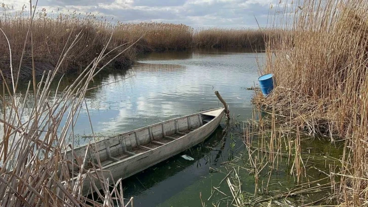 Eber Gölü’nde kış mevsiminde beklenen yağış alınamadı
