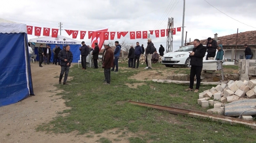 Kırıkkaleli şehidin baba ocağına Türk bayrakları asıldı