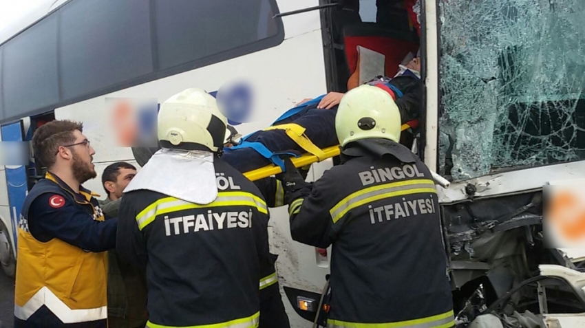 Bingöl’de 2 otobüs çarpıştı: 7 yaralı