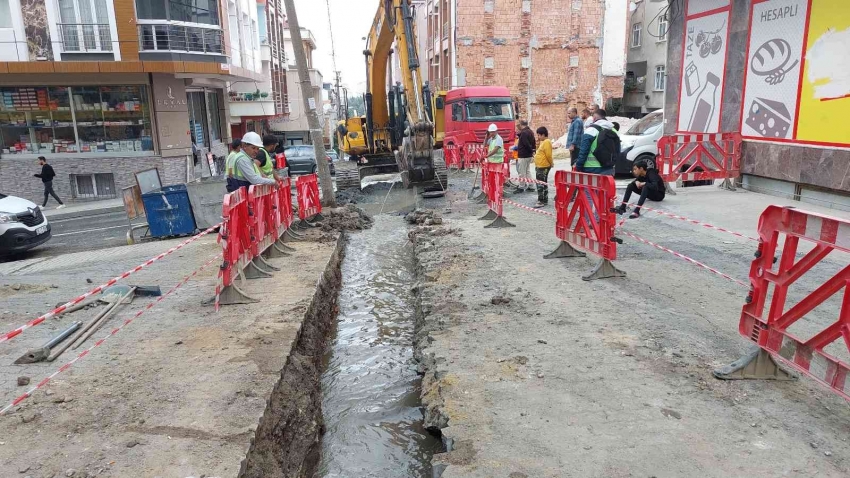 Su borusu patlayınca iş yerini su bastı