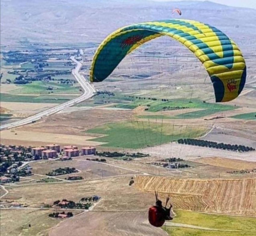 Metrelerce yüksekten düşen paraşütçü hayatını kaybetti