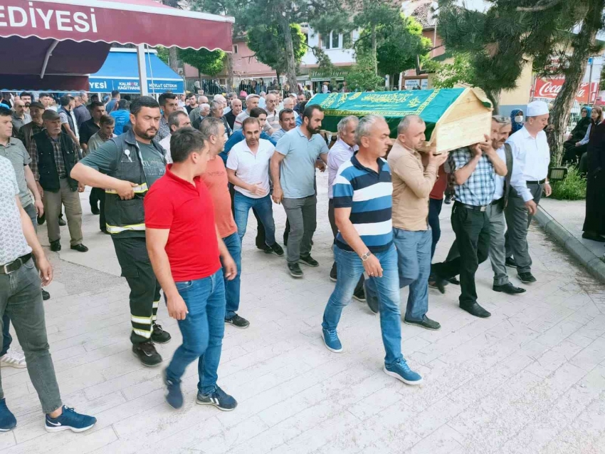 Tedavi gördüğü hastanede hayatını kaybeden orman işçisi Karabük’te defnedildi