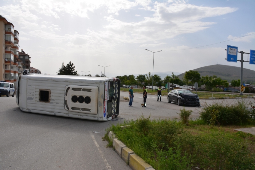 Öğrenci servisi ile otomobil çarpıştı: 7 yaralı