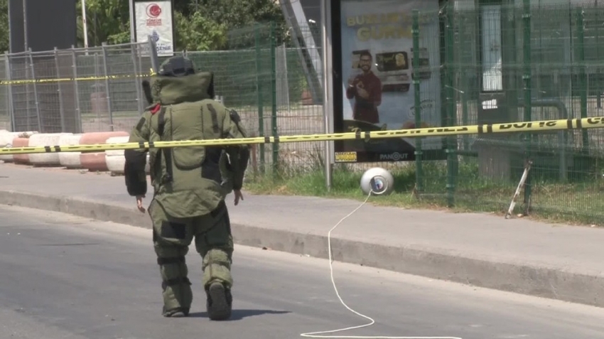 Otobüs durağındaki tüp polisi alarma geçirdi