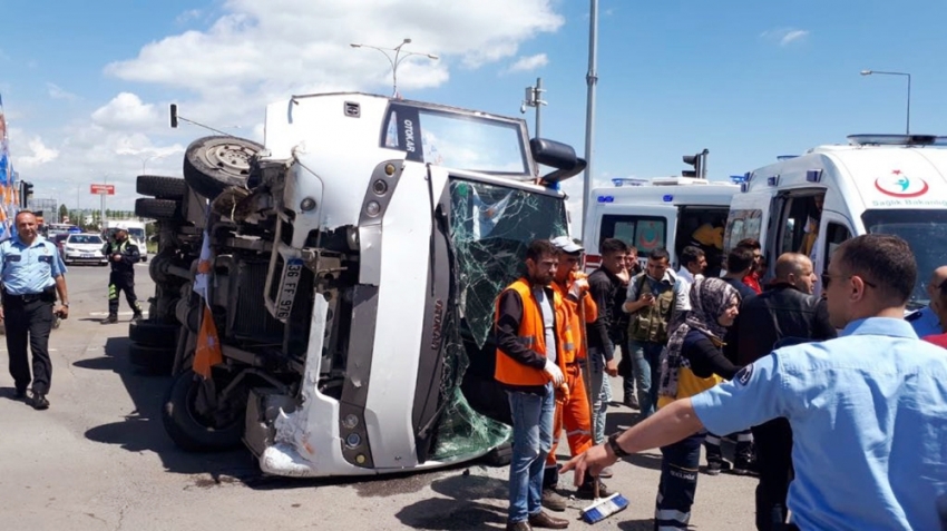 Kars’ta askeri araç ile polis aracı çarpıştı: 18 yaralı