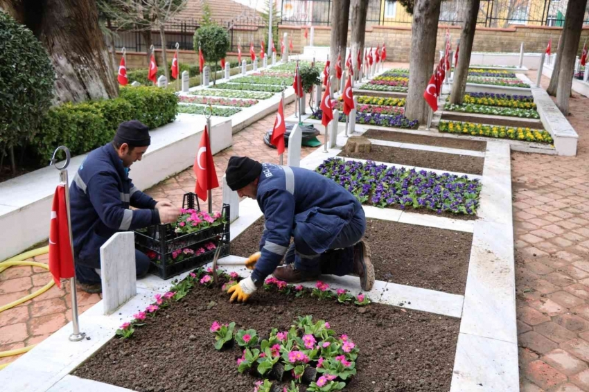 Şehit mezarlarına bakım yapıldı