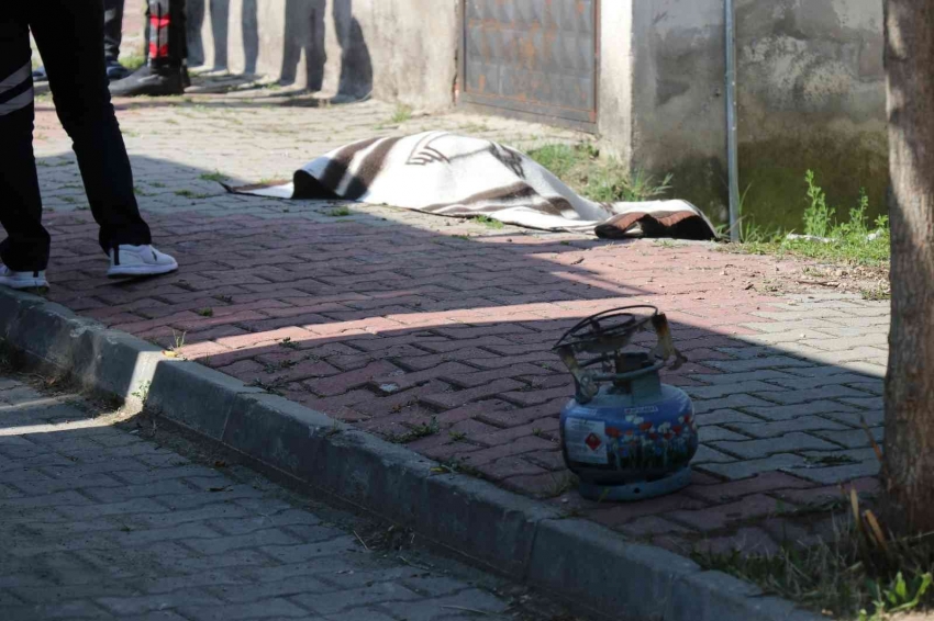 Tavadaki kızgın yağın üzerine sıçradığı kadın yanarak can verdi