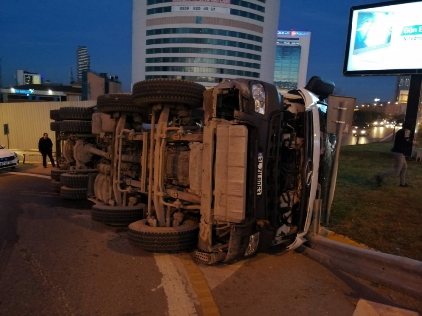 Beton mikseri yola devrildi: Faciadan dönüldü