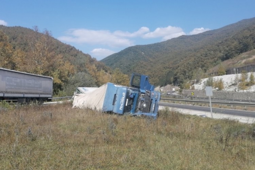 Bursa'da TIR devrildi 