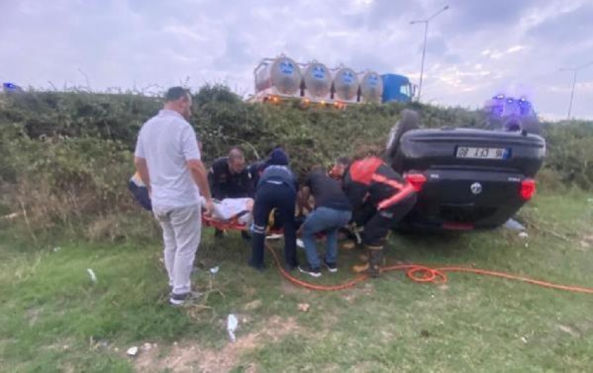 Bursa'da, ters dönen otomobilde 3 kişi yaralandı