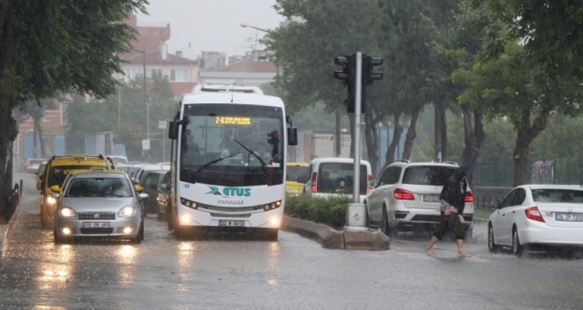 Sağanak yağış Edirne’den giriş yaptı