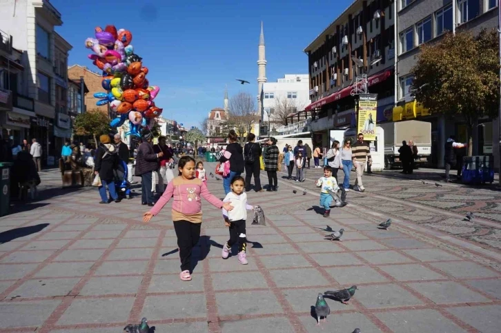 Edirne’de güneşi gören dışarı koştu
