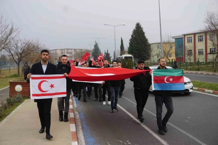 Edirne’de üniversite öğrencilerinden teröre lanet yürüyüşü
