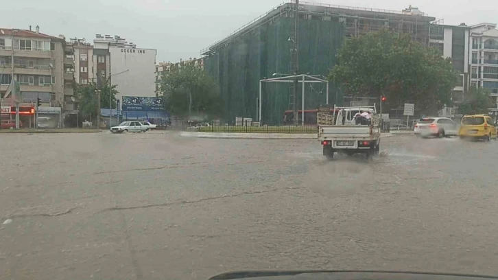 Edremit’te sağanak yağış yolları göle çevirdi
