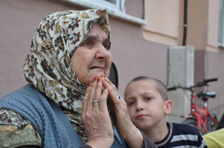 Evine otomobil çarpan yaşlı kadın gözyaşlarına boğuldu