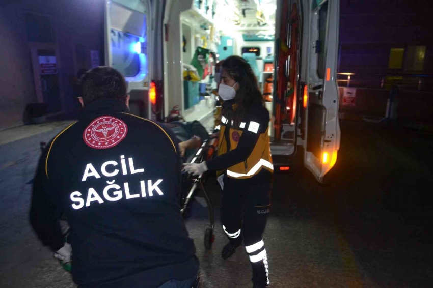 Dur ihtarına uymayan otomobil bekçilerin üzerine sürdü: 2 bekçi, 1 vatandaş yaralı