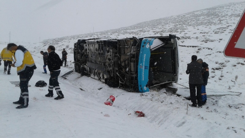 Halk otobüsü yan yattı: 18 yaralı