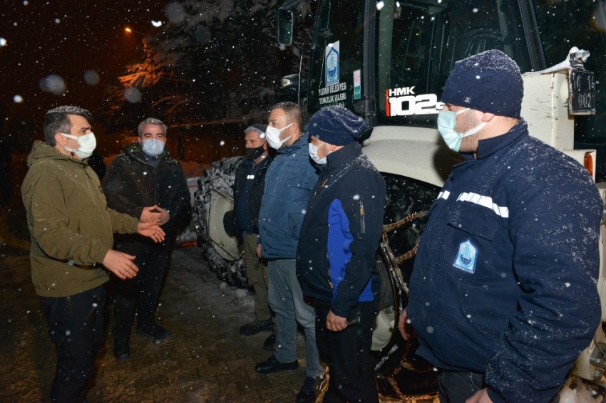 Yılmaz’dan gece kar mesaisi